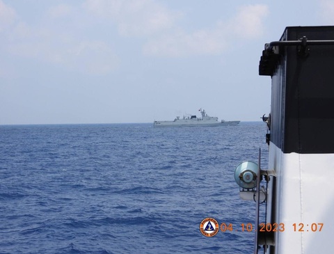 Philippines tố tàu chiến, hải cảnh Trung Quốc chặn tàu tiếp tế trên Biển Đông - Ảnh 3. Chiến hạm Trung Quốc được huy động để ngăn cản tàu Philippines - Ảnh: Twitter Jay Tarriela