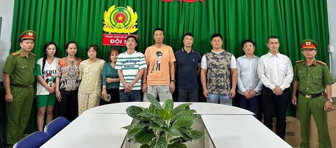 'Bí mật' trong nhà hàng không tiếp khách Việt - Ảnh 1. Nhóm người là chủ và quản lý nhà hàng bị bắt - Ảnh: Công an cung cấp
