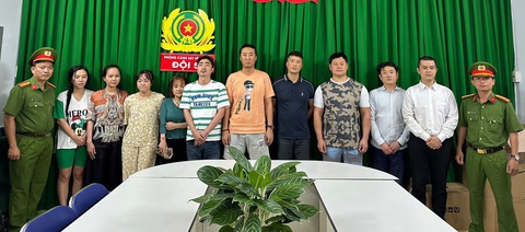 Bắt nhóm người Hàn Quốc mở nhà hàng 'núp bóng' mua bán dâm - Ảnh 1. Nhóm người là chủ và quản lý nhà hàng bị bắt - Ảnh: Công an cung cấp
