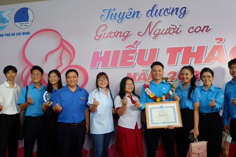 Tôn vinh gương 'Người con hiếu thảo', góp phần đẩy lùi lối sống vô cảm - Ảnh 5. Bạn bè chúc mừng gương điển hình trẻ được tuyên dương - Ảnh: K.ANH