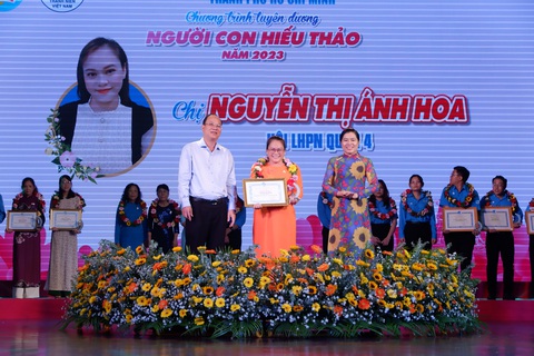 Tôn vinh gương 'Người con hiếu thảo', góp phần đẩy lùi lối sống vô cảm - Ảnh 1. Phó bí thư Thành ủy TP.HCM Nguyễn Hồ Hải (trái) và Chủ tịch Hội Liên hiệp Phụ nữ TP.HCM Nguyễn Trần Phượng Trân tuyên dương các gương điển hình - Ảnh: K.ANH