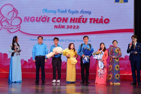 Tôn vinh gương 'Người con hiếu thảo', góp phần đẩy lùi lối sống vô cảm - Ảnh 3. Chúc mừng các gương điển hình giao lưu tại chương trình - Ảnh: K.ANH