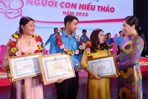 Tôn vinh gương 'Người con hiếu thảo', góp phần đẩy lùi lối sống vô cảm - Ảnh 4. Chủ tịch Hội Liên hiệp Phụ nữ TP.HCM Nguyễn Trần Phượng Trân (phải) trò chuyện cùng các gương điển hình - Ảnh: K.ANH