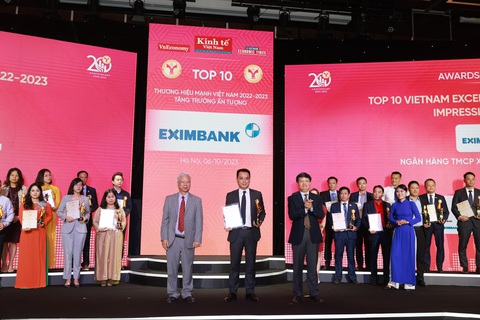 Eximbank vào Top 10 Thương hiệu mạnh Việt Nam - Ảnh 1. Ông Nguyễn Cảnh Anh (chính giữa), thành viên HĐQT đại diện Eximbank nhận chứng nhận Top 10 Thương hiệu mạnh - Tăng trưởng ấn tượng năm 2023 - Ảnh: Eximbank