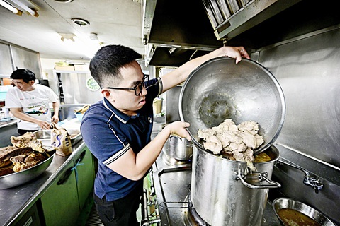 Hoa hồi vàng Nguyễn Tiến Hải nấu nước dùng phở tối 6-10 - Ảnh: QUANG ĐỊNH Hoa hồi vàng Nguyễn Tiến Hải nấu nước dùng phở tối 6-10 - Ảnh: QUANG ĐỊNH