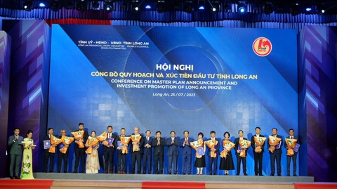 Long An phục hồi khả quan 3 quý đầu năm - Ảnh 1. 9 tháng đầu năm, Long An đã trao giấy chứng nhận đầu tư cho 82 dự án FDI với tổng vốn 543,5 triệu USD - Ảnh: SƠN LÂM