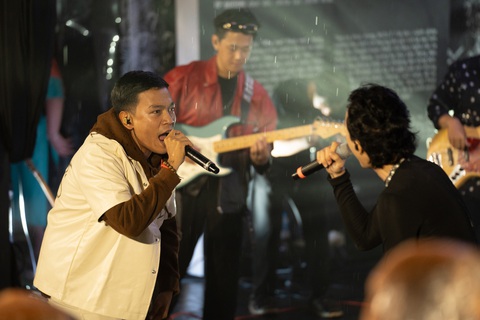 Rapper Lil hào hứng trình diễn dưới mưa Rapper Lil hào hứng trình diễn dưới mưa