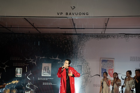 Dù trời mưa to, VP Bá Vương vẫn hát hết mình trên sân khấu. Dù trời mưa to, VP Bá Vương vẫn hát hết mình trên sân khấu.