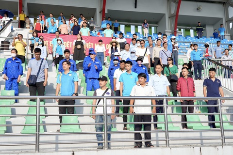 Khai mạc vòng loại Giải vô địch bóng đá công nhân toàn quốc khu vực TP.HCM - Ảnh 2. Nhiều người lao động có mặt tại khán đài trong lễ khai mạc diễn ra vào sáng cuối tuần - Ảnh: HỮU HẠNH