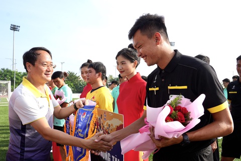 Khai mạc vòng loại Giải vô địch bóng đá công nhân toàn quốc khu vực TP.HCM - Ảnh 5. Ông Nguyễn Hoàng Nguyên - phó tổng biên tập báo Tuổi Trẻ - trao cờ lưu niệm cho đại diện tổ trọng tài và các đội bóng - Ảnh: HỮU HẠNH