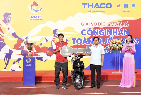 Khai mạc vòng loại Giải vô địch bóng đá công nhân toàn quốc khu vực TP.HCM - Ảnh 3. Ông Vũ Mạnh Tiêm - phó trưởng Ban Tuyên giáo Tổng liên đoàn Lao động Việt Nam - đại diện ban tổ chức - tặng xe máy cho anh Nguyễn Văn Màu - huấn luyện viên trưởng đội Công đoàn TP.HCM 2. Anh Màu là công nhân của Công ty TNHH PouYuen Việt Nam (quận Bình Tân) nhiều năm nay vừa điều trị bệnh vừa làm việc - Ảnh: HỮU HẠNH