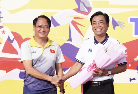Khai mạc vòng loại Giải vô địch bóng đá công nhân toàn quốc khu vực TP.HCM - Ảnh 6. Ban tổ chức Giải vô địch bóng đá công nhân toàn quốc 2023 tặng hoa cảm ơn nhà tài trợ Động Lực (bìa phải)- đơn vị tài trợ bóng thi đấu cho giải - Ảnh: HỮU HẠNH