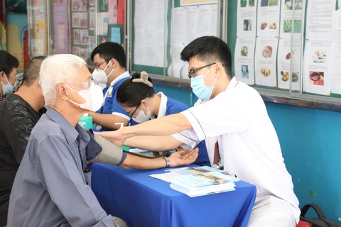 4.500 người cao tuổi, trẻ mồ côi ở TP.HCM được khám hậu COVID-19 miễn phí - Ảnh 1. Người cao tuổi trên địa bàn phường 8, quận 6 (TP.HCM) được tư vấn, khám sức khỏe tổng quát miễn phí - Ảnh: Viện Y dược học dân tộc TP.HCM cung cấp