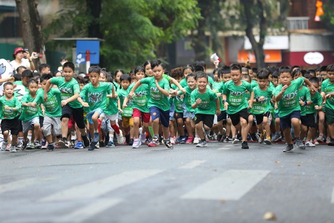 11.000 VĐV dự giải chạy VPBank Hanoi International Marathon 2023 - Ảnh 6. Các VĐV nhí tham gia đường chạy Mastercard Kids Run - Ảnh: VPBank