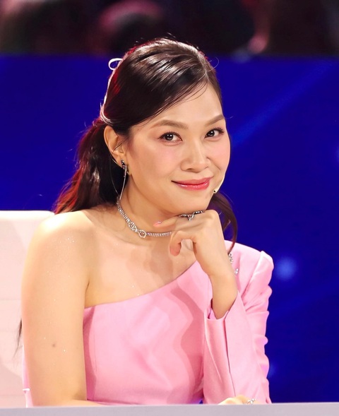 Mỹ Tâm tiết lộ bí quyết trẻ mãi không già - Ảnh 2. "Họa mi tóc nâu" dí dỏm cho biết dùng mỹ phẩm độc quyền để có nhan sắc tươi trẻ