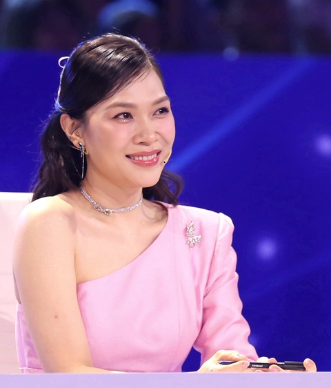 Mỹ Tâm tiết lộ bí quyết trẻ mãi không già - Ảnh 1. Mỹ Tâm nhận cơn mưa lời khen về diện mạo khi xuất hiện ở live show 5 Vietnam Idol