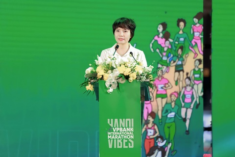 11.000 VĐV dự giải chạy VPBank Hanoi International Marathon 2023 - Ảnh 1. Bà Phạm Thị Nhung - phó tổng giám đốc kiêm giám đốc khối quản lý đối tác và quan hệ đối ngoại VPBank - phát biểu tại lễ khai mạc - Ảnh: VPBank