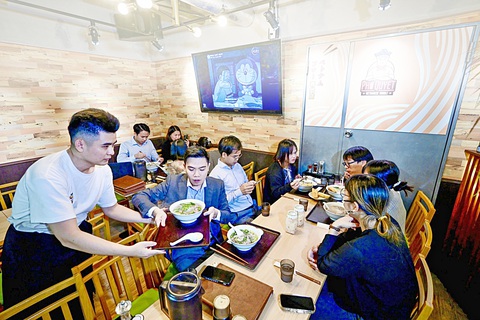 Thực khách thưởng thức phở Việt Nam tại quán Phở Quyết ở Tokyo, Nhật Bản trưa 5-10 - Ảnh: TRÚC PHƯƠNG Thực khách thưởng thức phở Việt Nam tại quán Phở Quyết ở Tokyo, Nhật Bản trưa 5-10 - Ảnh: TRÚC PHƯƠNG