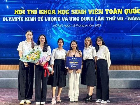Dấu ấn 30 năm của Cơ sở II Trường Đại học Ngoại thương - Ảnh 4. Sinh viên Cơ sở II giành giải đặc biệt Hội thi Olympic Kinh tế lượng và ứng dụng lần thứ VII - năm 2022