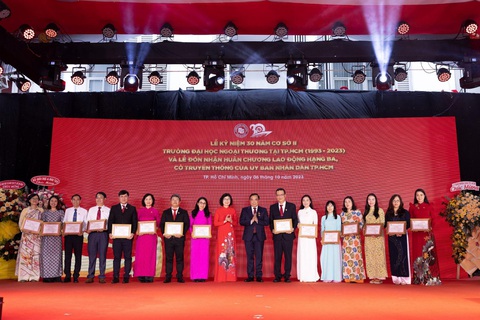 Dấu ấn 30 năm của Cơ sở II Trường Đại học Ngoại thương - Ảnh 6. Ban giám hiệu nhà trường tặng giấy khen cho viên chức có thành tích xuất sắc tại Cơ sở II