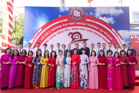 Dấu ấn 30 năm của Cơ sở II Trường Đại học Ngoại thương - Ảnh 7. Tập thể lãnh đạo nhà trường và Cơ sở II chụp ảnh lưu niệm tại lễ kỷ niệm 30 năm