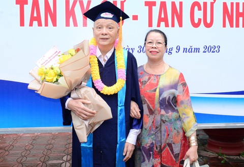 Cụ ông Cần Thơ lấy bằng đại học ở tuổi 60 - Ảnh 3. Bà Nguyễn Thị Dòn (vợ ông Phương) luôn ủng hộ và động viên khi ông học đại học - Ảnh: Trường ĐH Tây Đô cung cấp