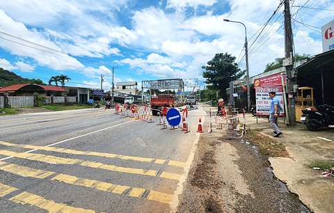 Tình trạng đất đá tràn xuống đường, ngập nước mất an toàn giao thông tại km72+500 quốc lộ 20, huyện Tân Phú, tỉnh Đồng Nai - Ảnh: A LỘC Tình trạng đất đá tràn xuống đường, ngập nước mất an toàn giao thông tại km72+500 quốc lộ 20, huyện Tân Phú, tỉnh Đồng Nai - Ảnh: A LỘC