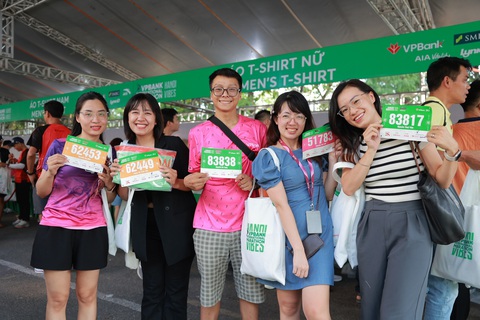 11.000 VĐV dự giải chạy VPBank Hanoi International Marathon 2023 - Ảnh 4. Các VĐV nhận bib giải chạy VPIM 2023 - Ảnh: VPBank