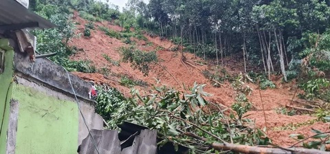 Mưa lớn gây ngập cục bộ, sạt lở đất làm 2 vợ chồng tử vong - Ảnh 1. Hiện trường xảy ra vụ sạt lở đất ở huyện Văn Yên, tỉnh Yên Bái - Ảnh: MỸ VÂN