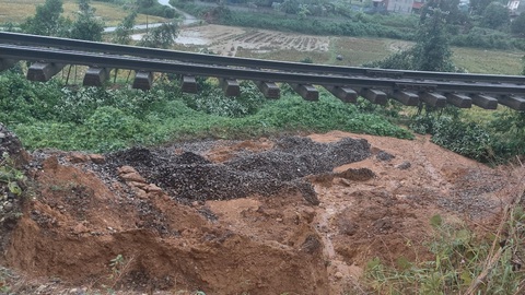Dừng chạy tàu tuyến Hà Nội - Lào Cai vì sạt lở đường sắt qua Yên Bái - Ảnh 1. Đoạn đường sắt dài khoảng 30m bị sạt lở làm treo ray tại Yên Bái khiến tuyến đường sắt Hà Nội - Lào Cai phải dừng chạy tàu khách hoàn toàn 1 ngày - Ảnh: ĐSVN