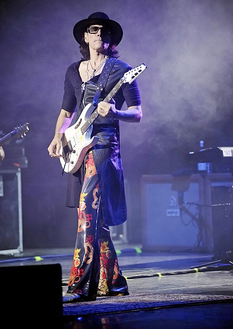 Huyền thoại guitar thế giới Steve Vai sẽ trình diễn tại Việt Nam - Ảnh: BTC Huyền thoại guitar thế giới Steve Vai sẽ trình diễn tại Việt Nam - Ảnh: BTC