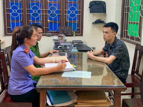 Một bị can làm việc với cơ quan điều tra để làm rõ hành vi giả danh bác sĩ, lừa đảo chiếm đoạt tài sản - Ảnh: VIỆN KIỂM SÁT NHÂN DÂN BẮC NINH Một bị can làm việc với cơ quan điều tra - Ảnh: VIỆN KIỂM SÁT NHÂN DÂN BẮC NINH