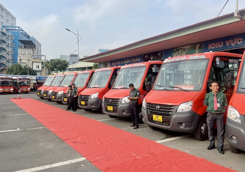 Tin tức sáng 8-10: - Ảnh 1. 60-1 là một trong 4 tuyến buýt liên tỉnh được Trung tâm Quản lý giao thông công cộng TP.HCM phối hợp Công ty CP xe khách Phương Trang tổ chức - Ảnh: CHÂU TUẤN