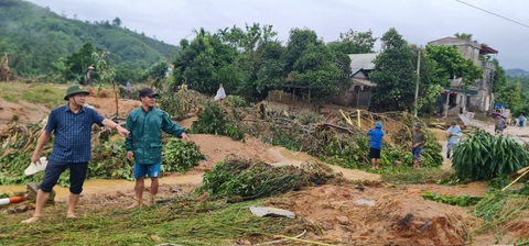 Mưa lớn gây ngập cục bộ, sạt lở đất làm 2 vợ chồng tử vong - Ảnh 3. Ông Hà Đức Anh, chủ tịch UBND huyện Văn Yên (ngoài cùng bên trái), đi kiểm tra đánh giá tình hình lũ, ngập lụt và sạt lở đất, thăm hỏi động viên gia đình người thiệt mạng - Ảnh: MỸ VÂN