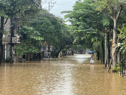 Mưa lớn gây ngập cục bộ, sạt lở đất làm 2 vợ chồng tử vong - Ảnh 4. Mưa lớn gây ngập cục bộ một số tuyến đường tại TP Yên Bái - Ảnh: Báo Yên Bái