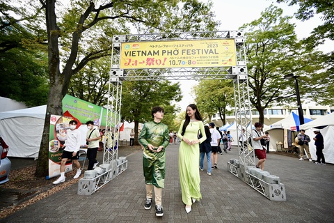 Vietnam Phở Festival 2023. Hoa hậu Liên lục địa Lê Nguyễn Bảo Ngọc, đại sứ của chương trình, cùng blogger Nguyễn Kỳ Vĩ - Ảnh: QUANG ĐỊNH Hoa hậu Liên lục địa Lê Nguyễn Bảo Ngọc, đại sứ của chương trình, cùng blogger Nguyễn Kỳ Vĩ tại Lễ hội phở
