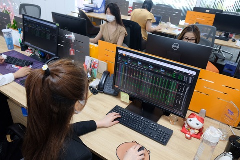 Tin tức sáng 6-2: Bến xe ở TP.HCM bước vào 3 ngày về quê; Chứng khoán nghỉ 5 phiên- Ảnh 2. Thị trường chứng khoán sẽ đóng cửa giao dịch 5 phiên liên tiếp, từ ngày 8-2 (29 Tết) và mở cửa vào ngày 15-2 (mùng 6 Tết) - Ảnh: BÔNG MAI