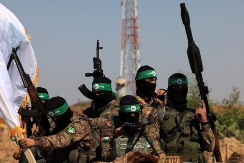 Các chiến binh Palestine thuộc Lữ đoàn Al-Qassam, cánh quân sự của Hamas, tham gia duyệt binh kỉ niệm cuộc chiến năm 2014 với Israel, tại trung tâm dải Gaza vào ngày 19-7-2023 - Ảnh: AFP Các chiến binh Palestine thuộc Lữ đoàn Al-Qassam, cánh quân sự của Hamas, tham gia duyệt binh kỷ niệm cuộc chiến năm 2014 với Israel, tại trung tâm dải Gaza vào ngày 19-7-2023 - Ảnh: AFP