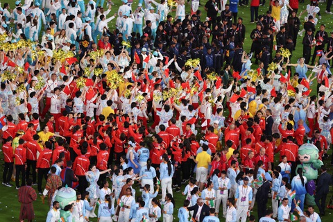 Chùm ảnh bế mạc Asiad 19 - 'Giải đấu thành công nhất trong lịch sử' - Ảnh 4. Các VĐV vui vẻ giao lưu dưới sân - Ảnh: REUTERS