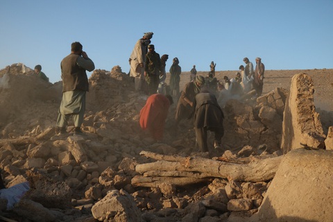Động đất liên hoàn ở Afghanistan khiến hơn 2.000 người thiệt mạng - Ảnh 1. Người dân dọn dẹp đống đổ nát sau động đất tại làng Sarbuland, Afghanistan ngày 7-10 - Ảnh: AFP
