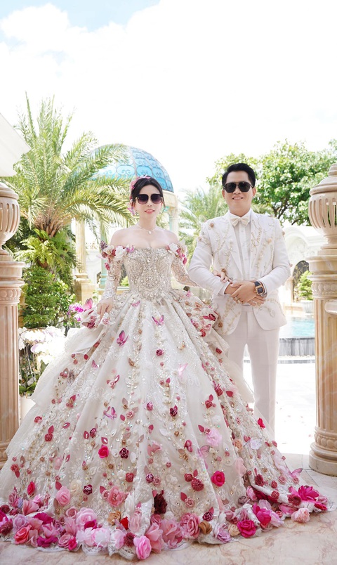 Nhà thiết kế Nguyễn Trường Duy tiết lộ về hành trình làm ra chiếc váy 50 tỷ đồng - Ảnh 3. Bộ váy đắt đỏ với hàng nghìn viên kim cương do nhà thiết kế Nguyễn Trường Duy thiết kế.