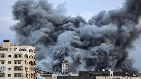 Cuộc tấn công của Hamas nhắm vào Israel: Chảo lửa âm ỉ hơn 70 năm - Ảnh 5. Một đám khói bốc lên phía trên các tòa nhà ở thành phố Gaza vào ngày 7-10 trong một cuộc không kích của Israel - Ảnh: AFP