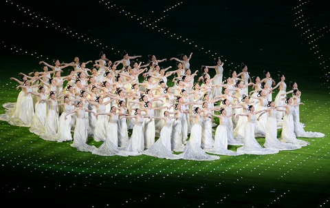 Chùm ảnh bế mạc Asiad 19 - 'Giải đấu thành công nhất trong lịch sử' - Ảnh 8. Thông qua sự kết hợp giữa thực và ảo, vẻ đẹp nhờ công nghệ cũng tiếp tục được phát huy, một thảm cỏ kỹ thuật số lần đầu tiên xuất hiện với gần 40.000 điểm phát sáng ẩn trong thảm cỏ, màn trình diễn tạo ra các mô hình như hoa, sóng và các họa tiết kết hợp với màn trình diễn, tạo ra khu vườn rộng và đẹp vào mùa thu vàng tháng 10 - Ảnh: REUTERS