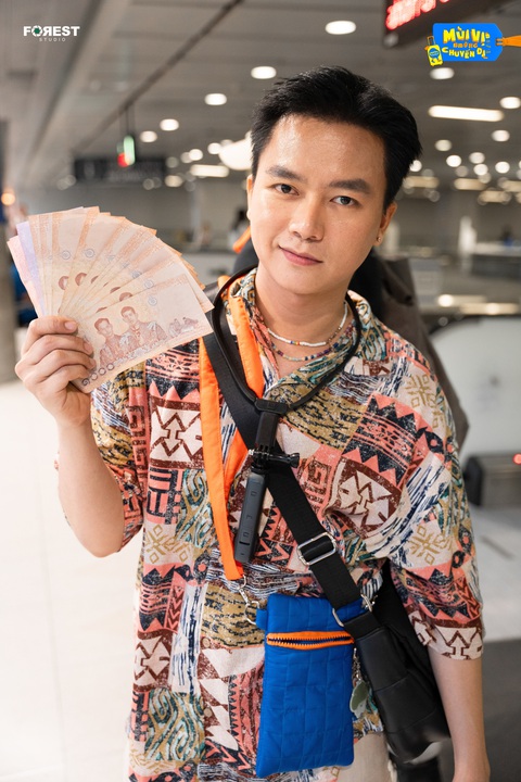 Bùi Công Nam sớm được cả đoàn đặt biệt danh “cậu Ba báo” bởi tính đểnh đoảng của mình. Lần đầu tiên xuất ngoại cùng các đồng nghiệp, Bùi Công Nam liên tục để quên điện thoại, làm mất đồ… đến cổng soát vé tàu điện cũng không biết cách qua. Dù không phải cây hài nhưng sự duyên dáng của chàng nhạc sĩ hứa hẹn cũng thêm nhiều “mùi vị” cho chặng hành trình sắp tới. Dàn nghệ sĩ hoang mang ‘nếm’ Mùi vị những chuyến đi - Ảnh 6.