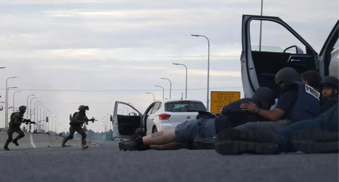 Cuộc tấn công của Hamas nhắm vào Israel: Chảo lửa âm ỉ hơn 70 năm - Ảnh 2. Binh lính Israel chiếm vị trí trong cuộc đụng độ với các tay súng Palestine ở Gevim Kibbutz, gần biên giới với Gaza vào ngày 7-10 - Ảnh: AFP