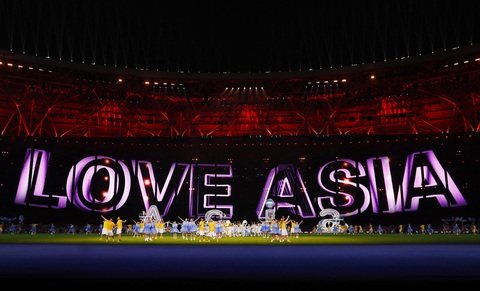 Chùm ảnh bế mạc Asiad 19 - 'Giải đấu thành công nhất trong lịch sử' - Ảnh 9. Chương trình biểu diễn của lễ bế mạc Asiad 2023 được hơn 2.100 người tham gia, tập luyện liên tục suốt từ tháng 7, trải qua hơn 200 buổi diễn tập và sơ duyệt… mang đến một sự kiện trình diễn ấn tượng vào đêm 8-10 - Ảnh: REUTERS