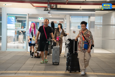 Dàn cast của chương trình gồm Tiến Luật, Diệu Nhi, Bùi Công Nam, Wren Evans và Cầm. Dàn cast của chương trình gồm Tiến Luật, Diệu Nhi, Bùi Công Nam, Wren Evans và Cầm.