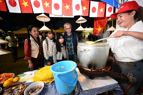 Gia đình chị Mỹ Hà sống ở Tokyo xem làm bánh phở tại gian hàng phở Hai Thiền ngày 7-10 tại Công viên Yoyogi - Ảnh: QUANG ĐỊNH Gia đình chị Mỹ Hà (sống ở Tokyo) xem làm bánh phở tại gian hàng phở Hai Thiền ngày 7-10 tại Công viên Yoyogi - Ảnh: QUANG ĐỊNH