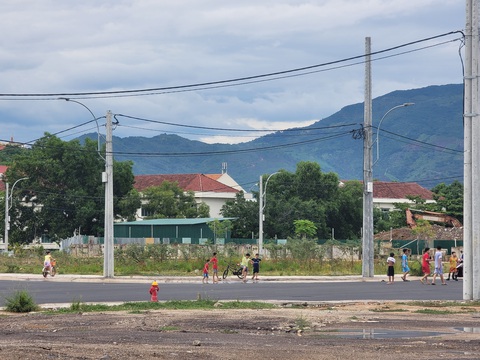 Nha Trang hủy thu hồi đất, nhà dân bị đất đá dự án bao vây - Ảnh 6. Dự án tái định cư đã cơ bản hoàn thành một số hạng mục - Ảnh: TRẦN HƯỚNG