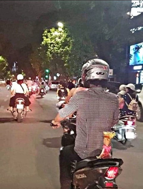Ảnh vui 8-10: Gia chủ 'check cam' thấy chú chó đang bay lơ lửng - Ảnh 3. Buồn của anh...
